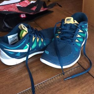 SIZE 4 Nike free 5.0